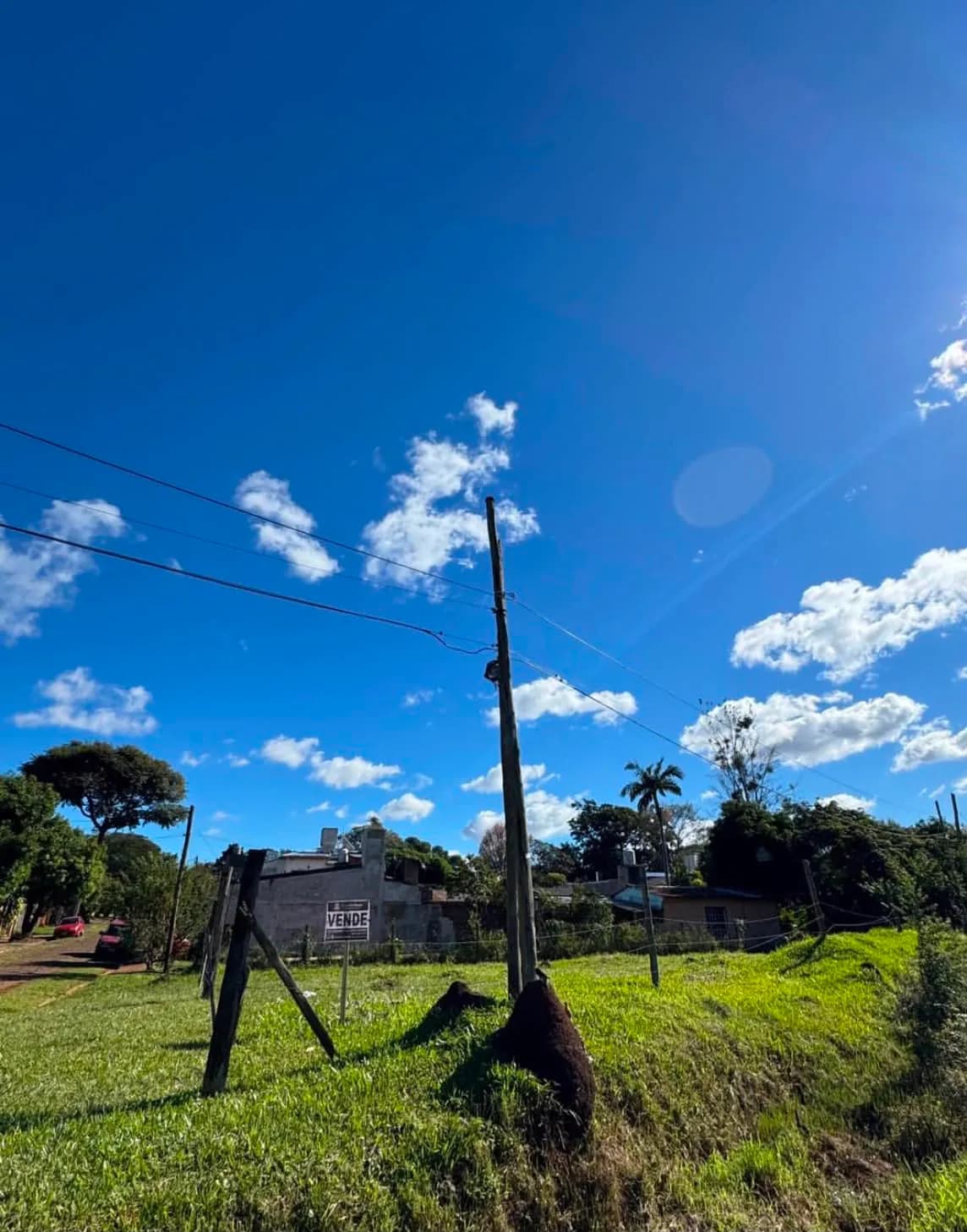 Terreno en venta bajo cielo azul