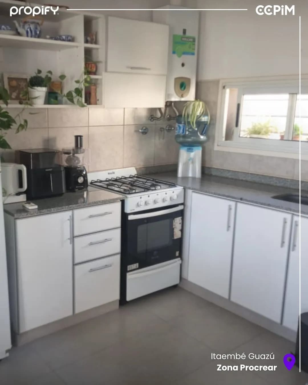 Cocina equipada con muebles blancos