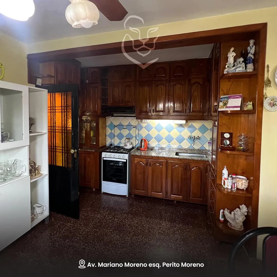 Amplia casa en esquina con otra independiente en el primer piso.