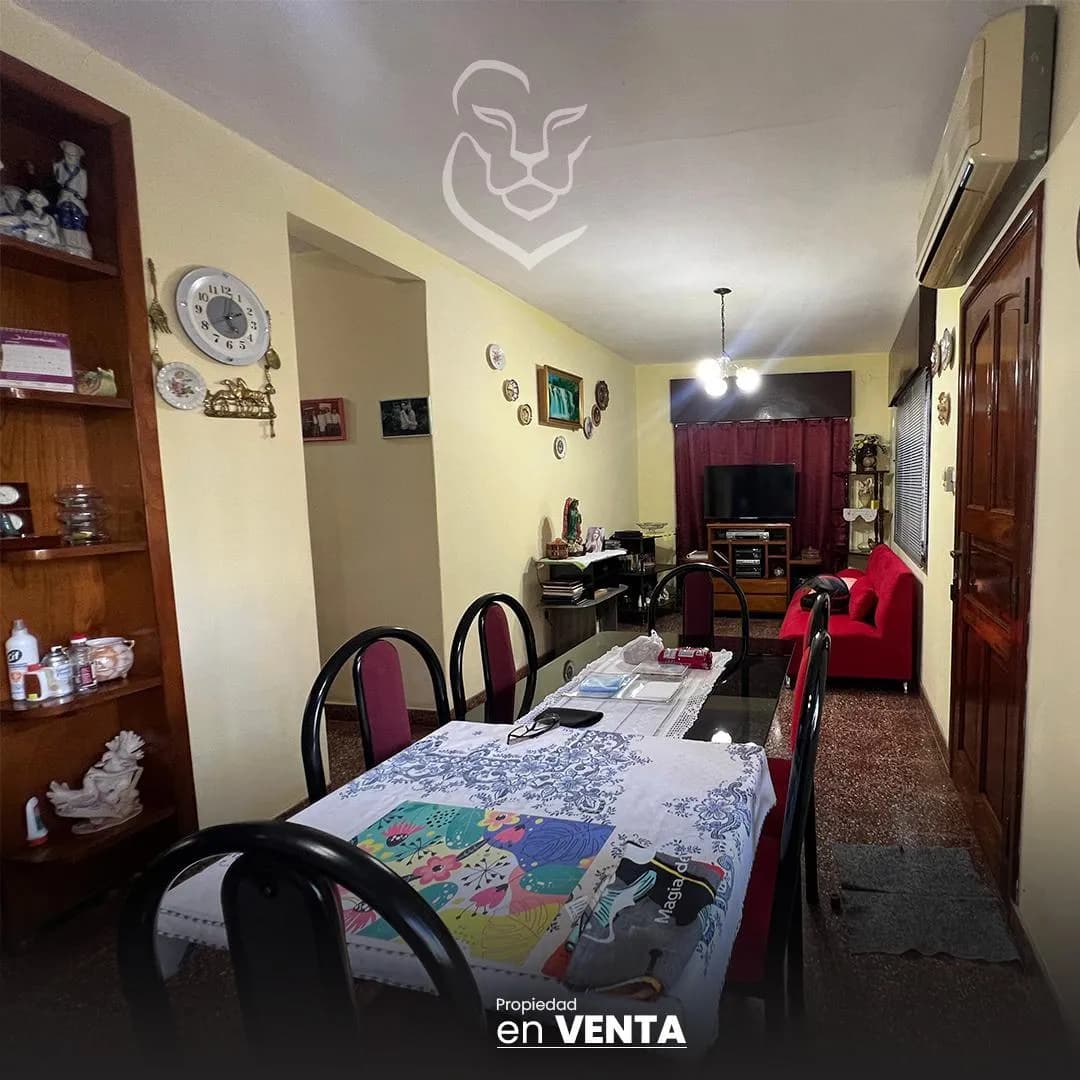 Amplia casa en esquina con otra independiente en el primer piso.