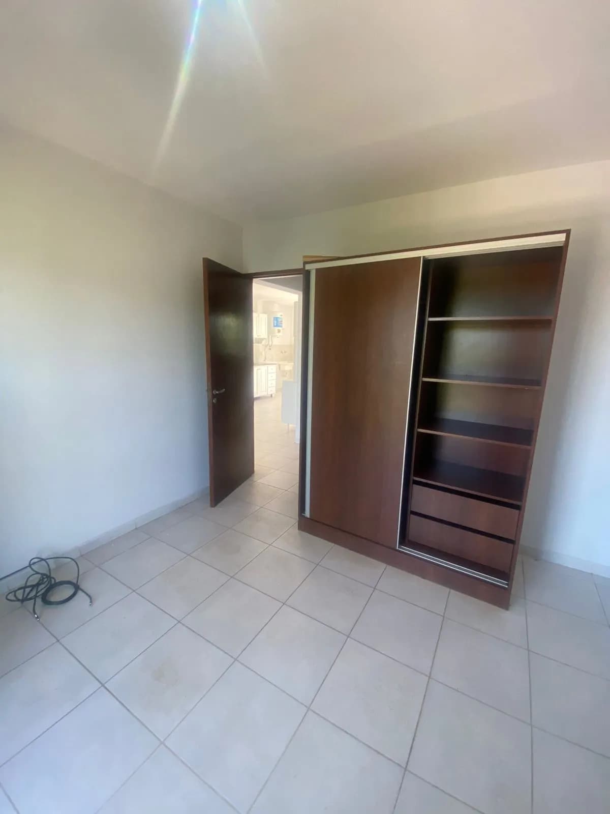 Dormitorio vacío con placard de madera