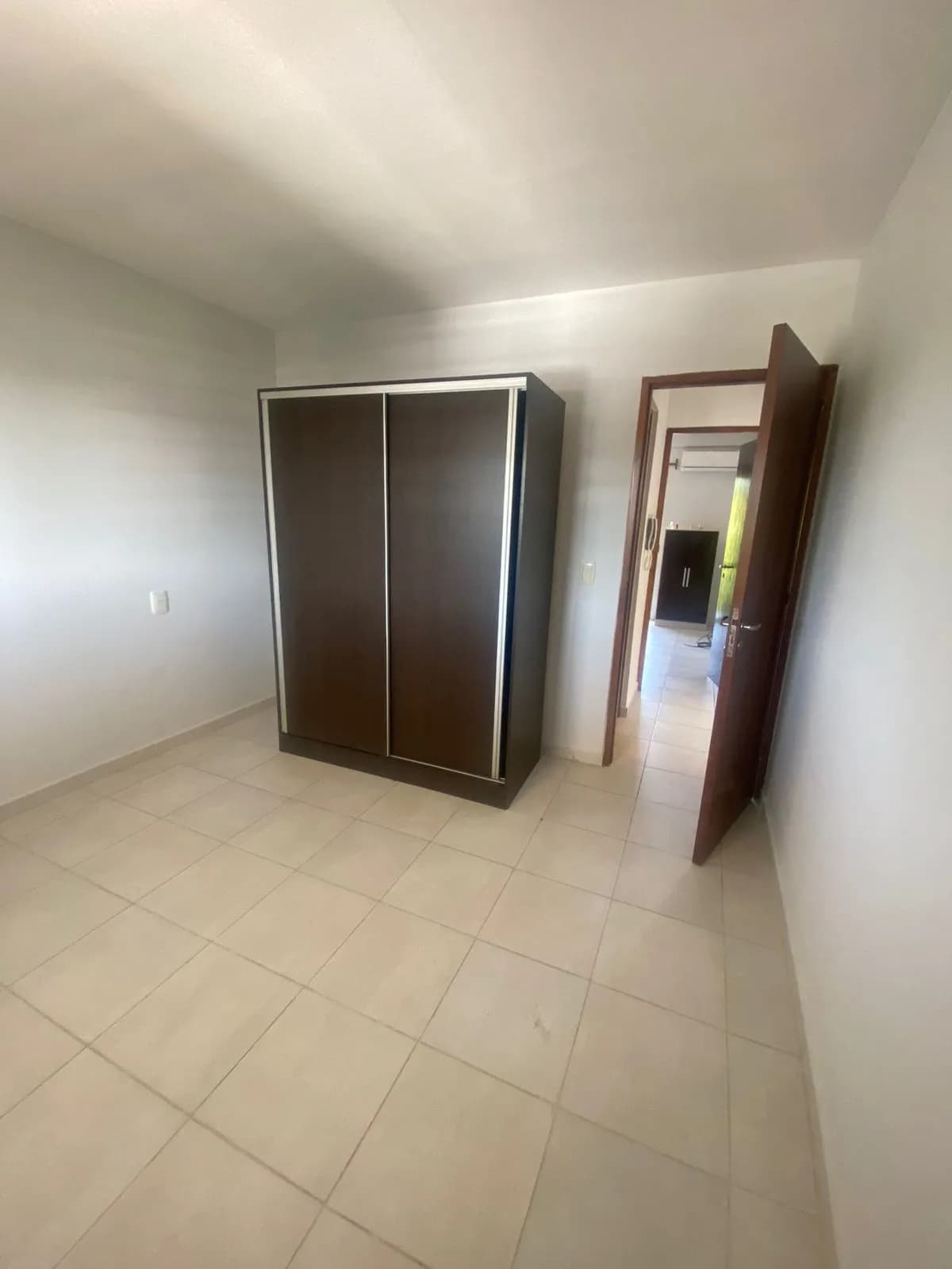 Dormitorio vacío con armario oscuro