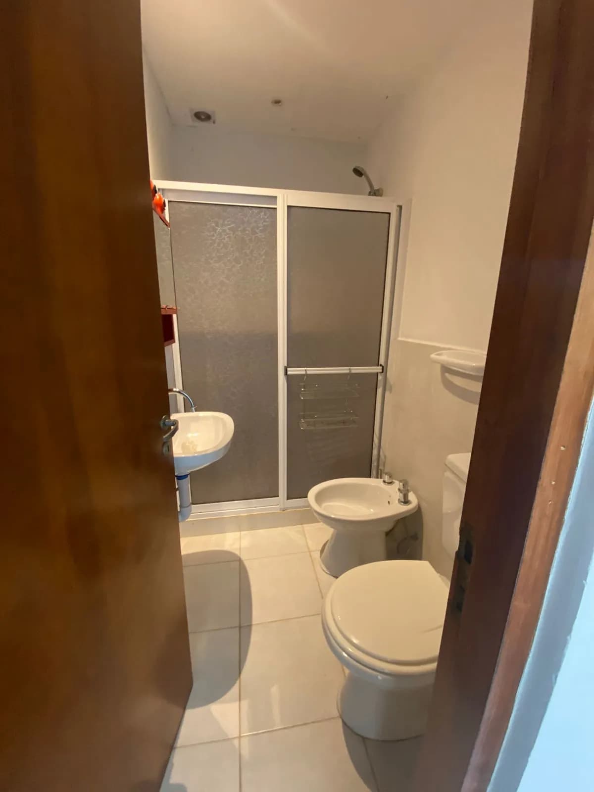 Baño completo con mampara de ducha