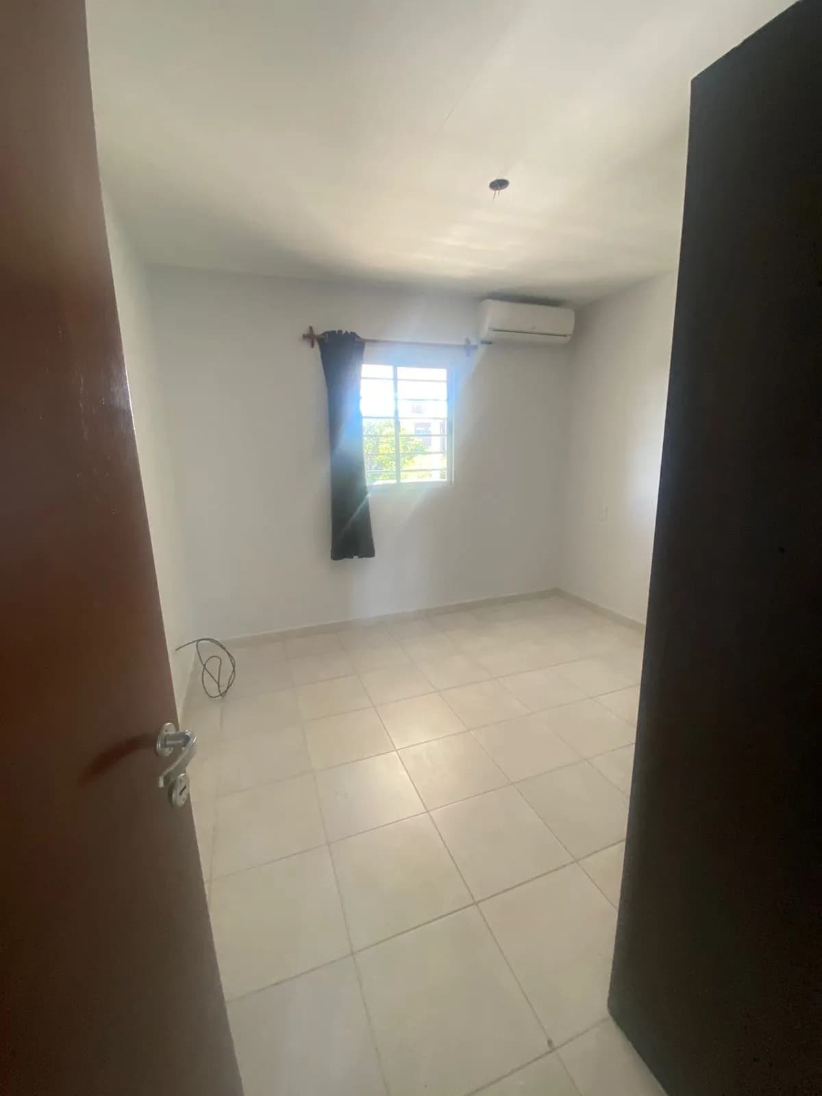 Habitación vacía con aire acondicionado