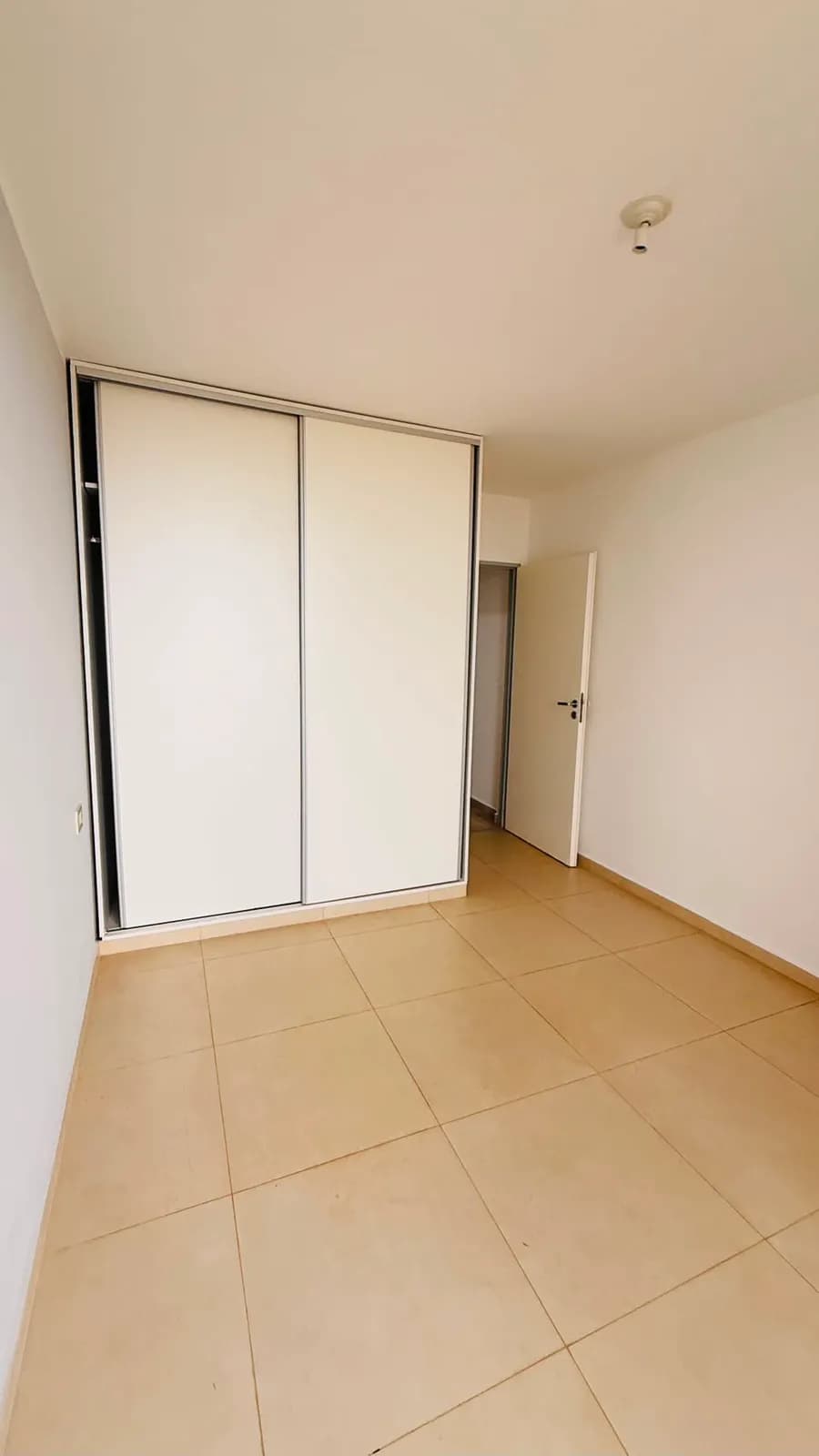 Dormitorio vacío con placard empotrado