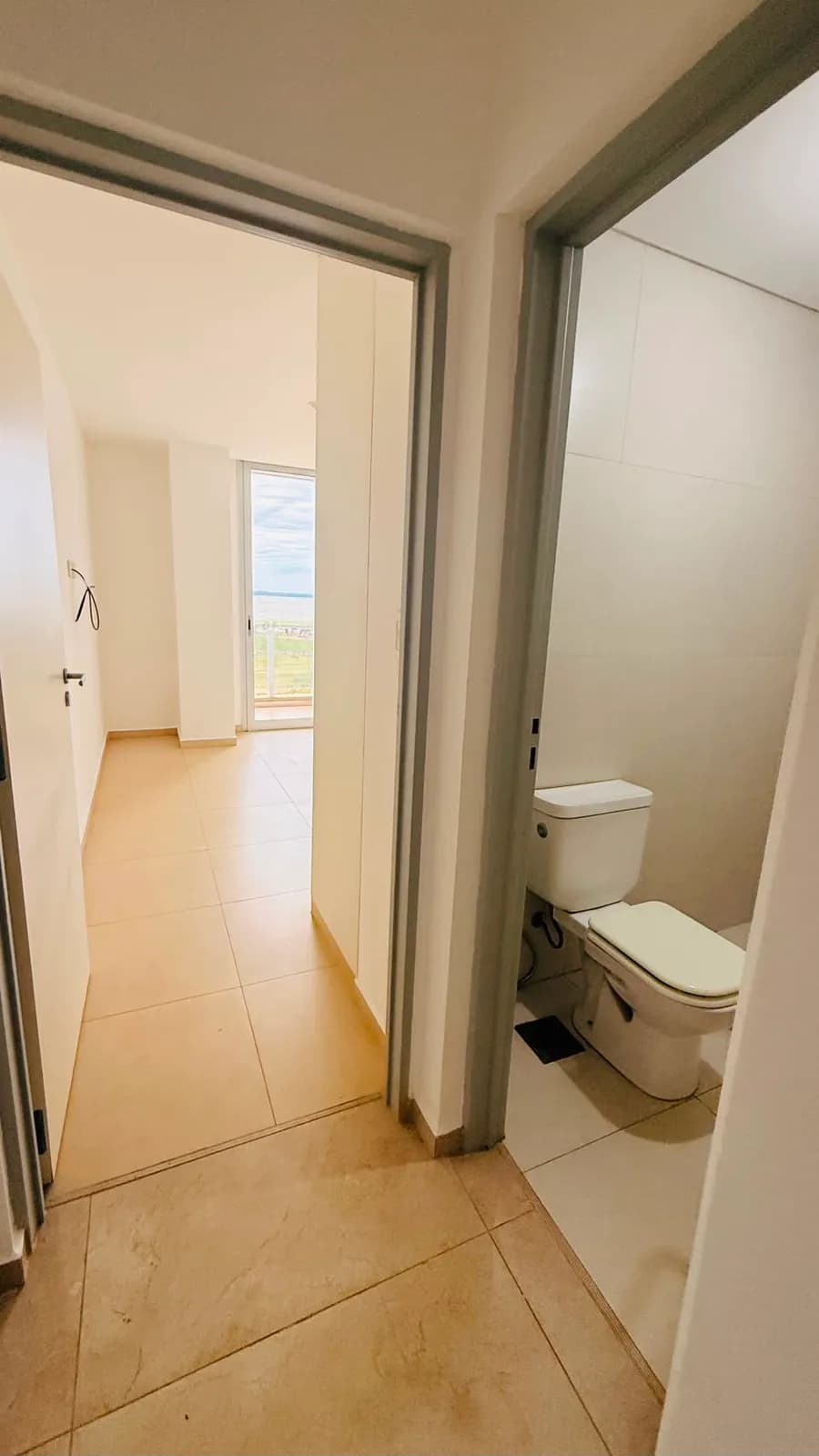 Pasillo de departamento con baño