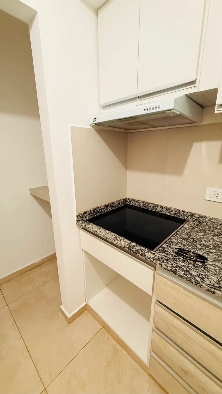 Cocina moderna con mesada de granito