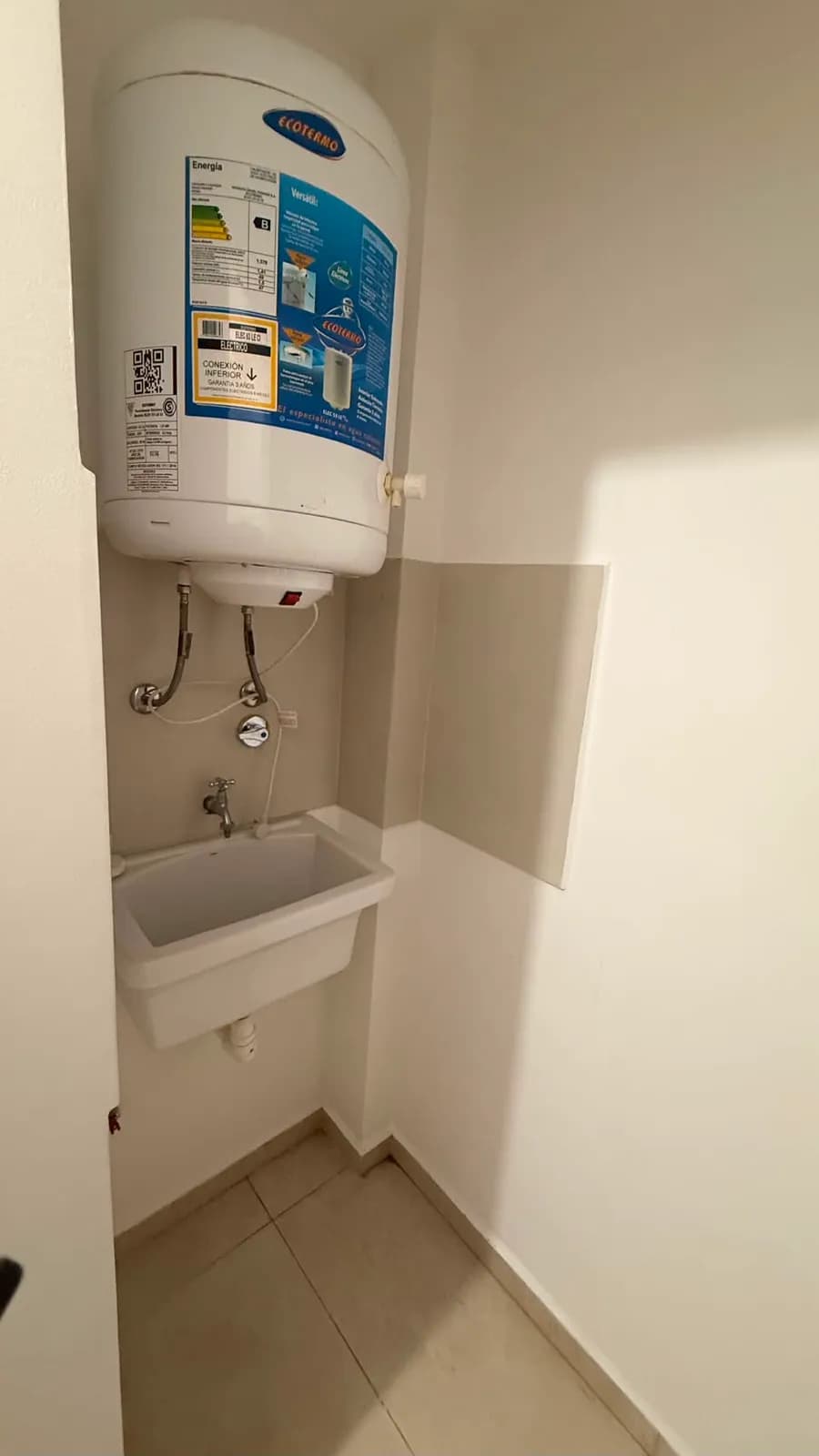 Pequeño lavadero con termotanque eléctrico