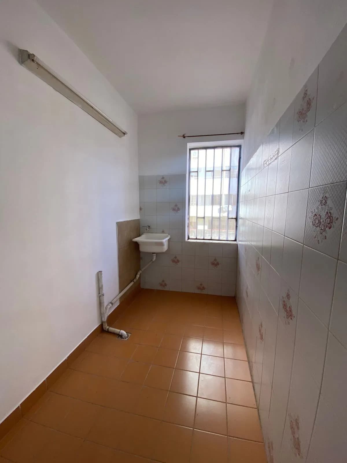 Lavadero sencillo con pileta y ventana