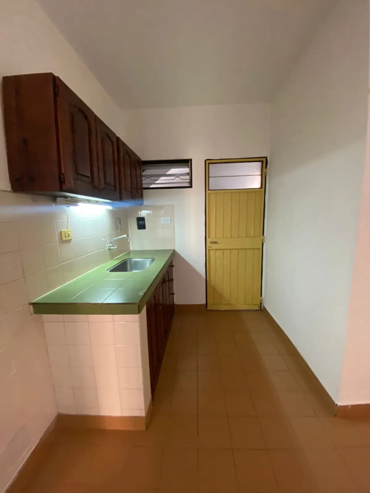 Cocina alargada con muebles de madera