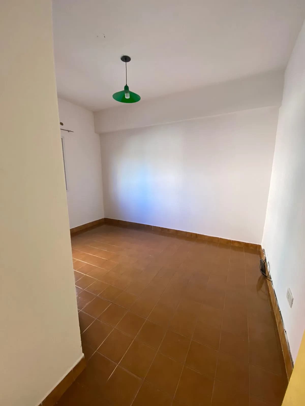 Habitación vacía con piso cerámico