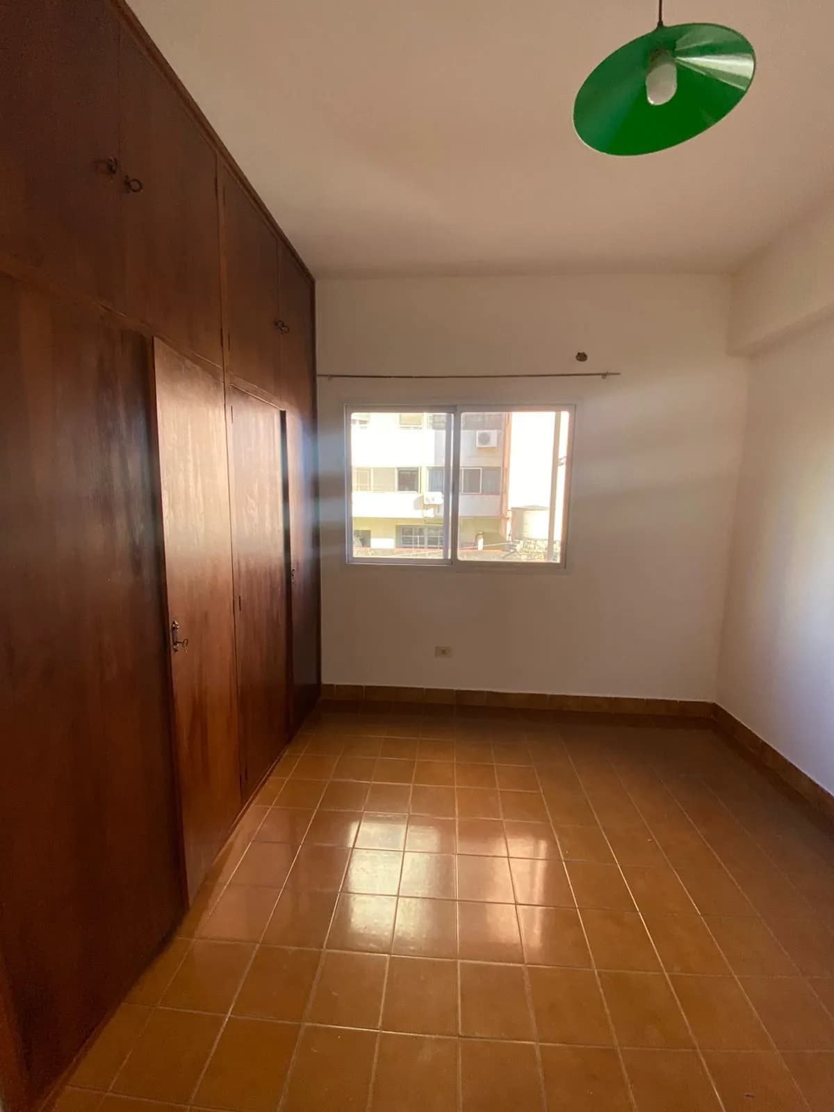Habitación vacía con armario de madera
