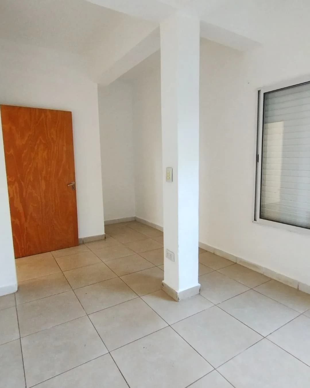 Habitación vacía con piso cerámico