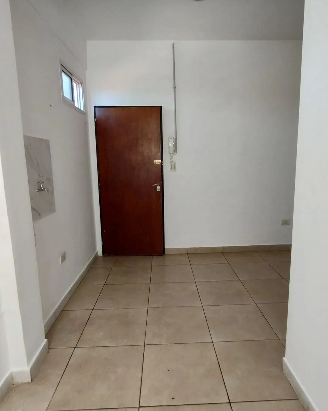 Ambiente vacío con piso cerámico