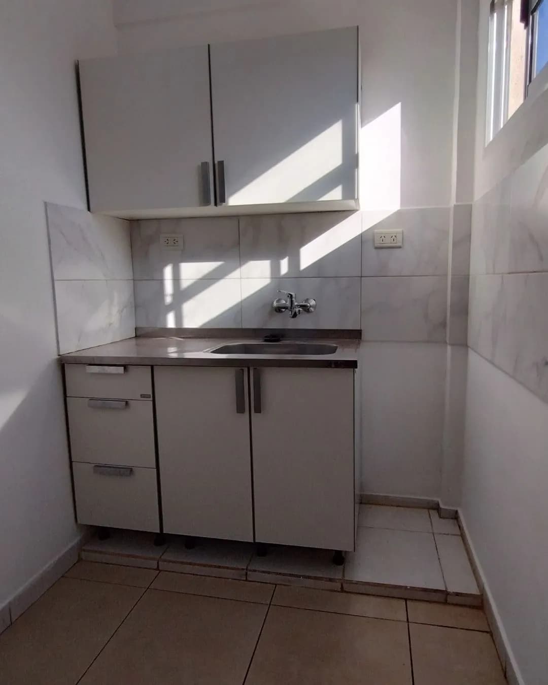 Cocina compacta y muy luminosa