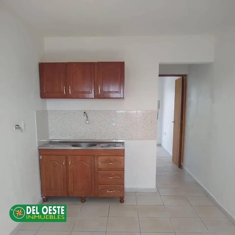 Cocina pequeña con muebles de madera