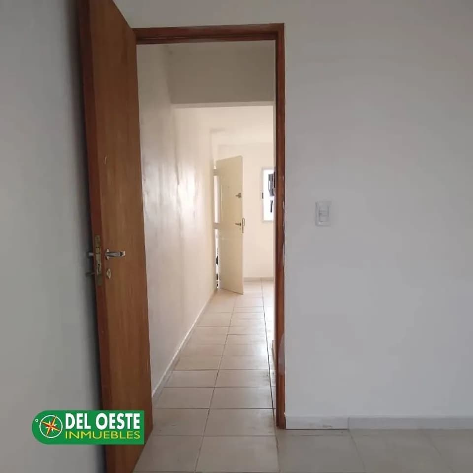 Pasillo luminoso con puerta de madera