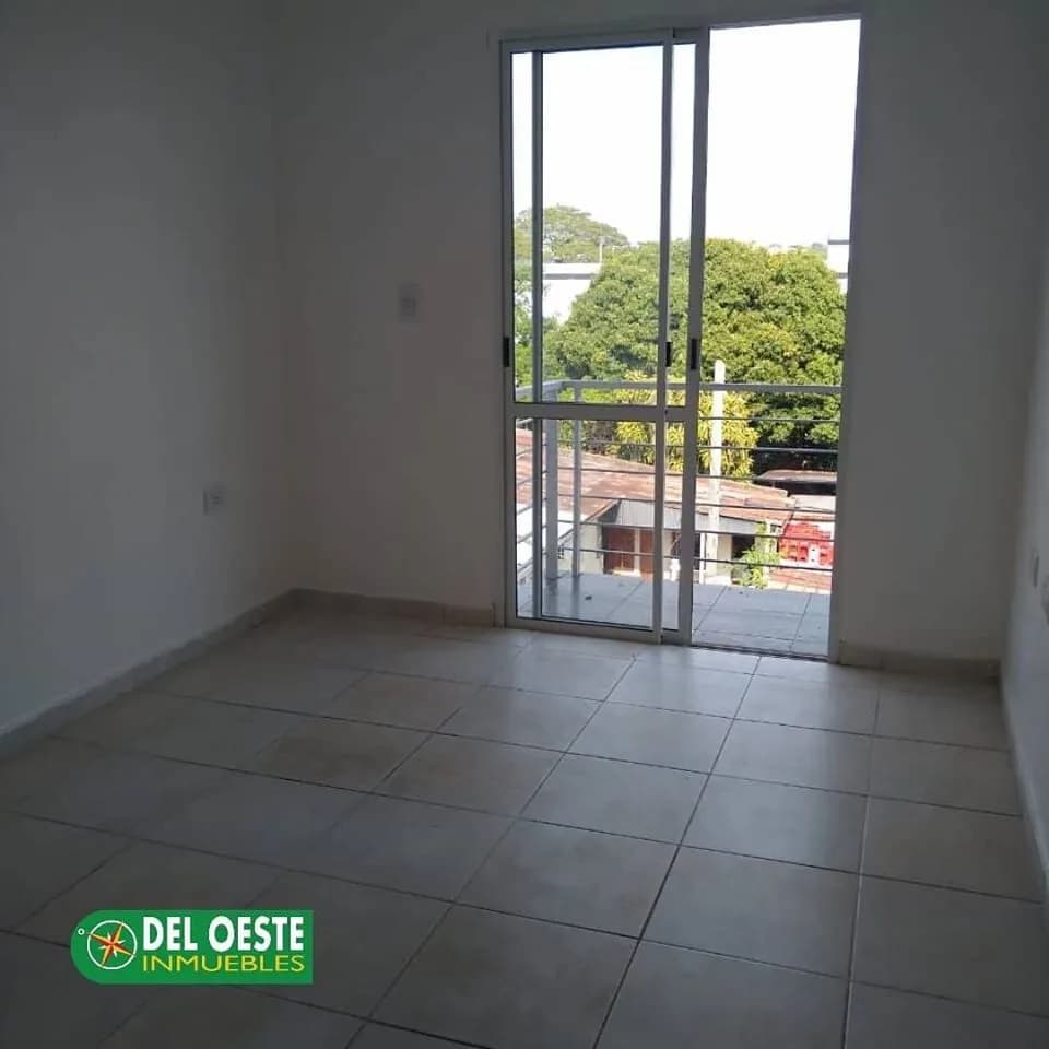 Habitación vacía con salida al balcón
