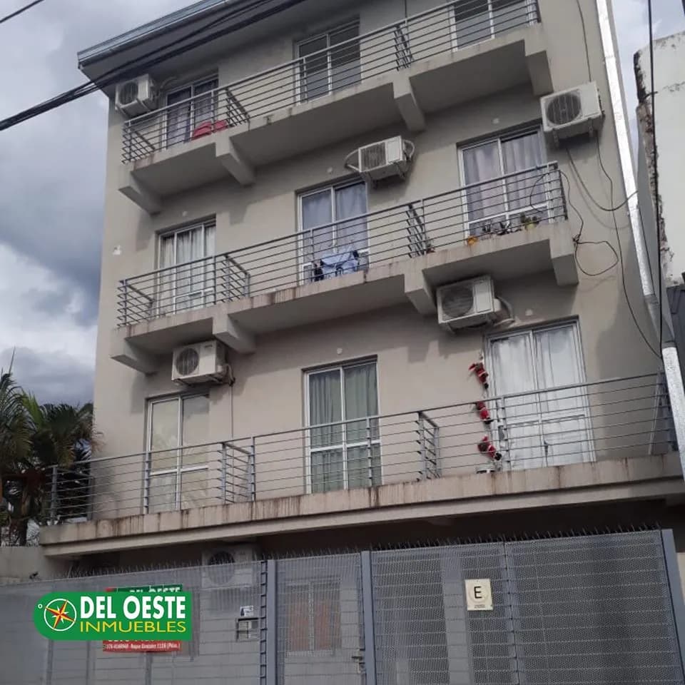 Edificio de departamentos con balcones