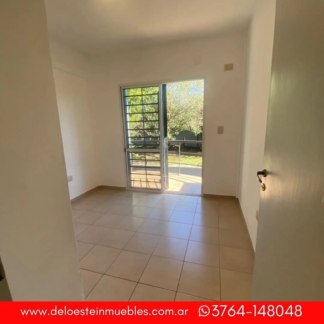 Habitación vacía con salida al balcón