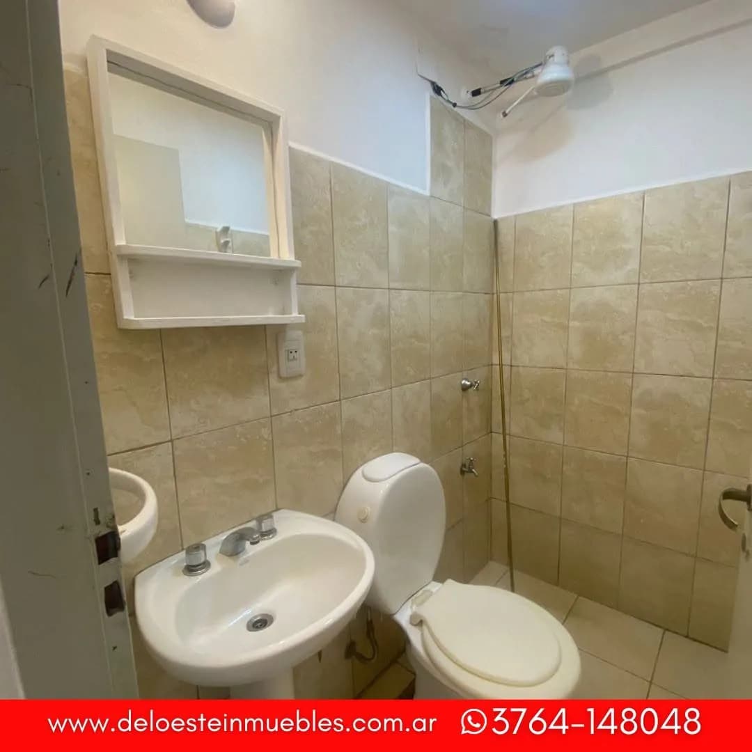 Baño pequeño con ducha integrada