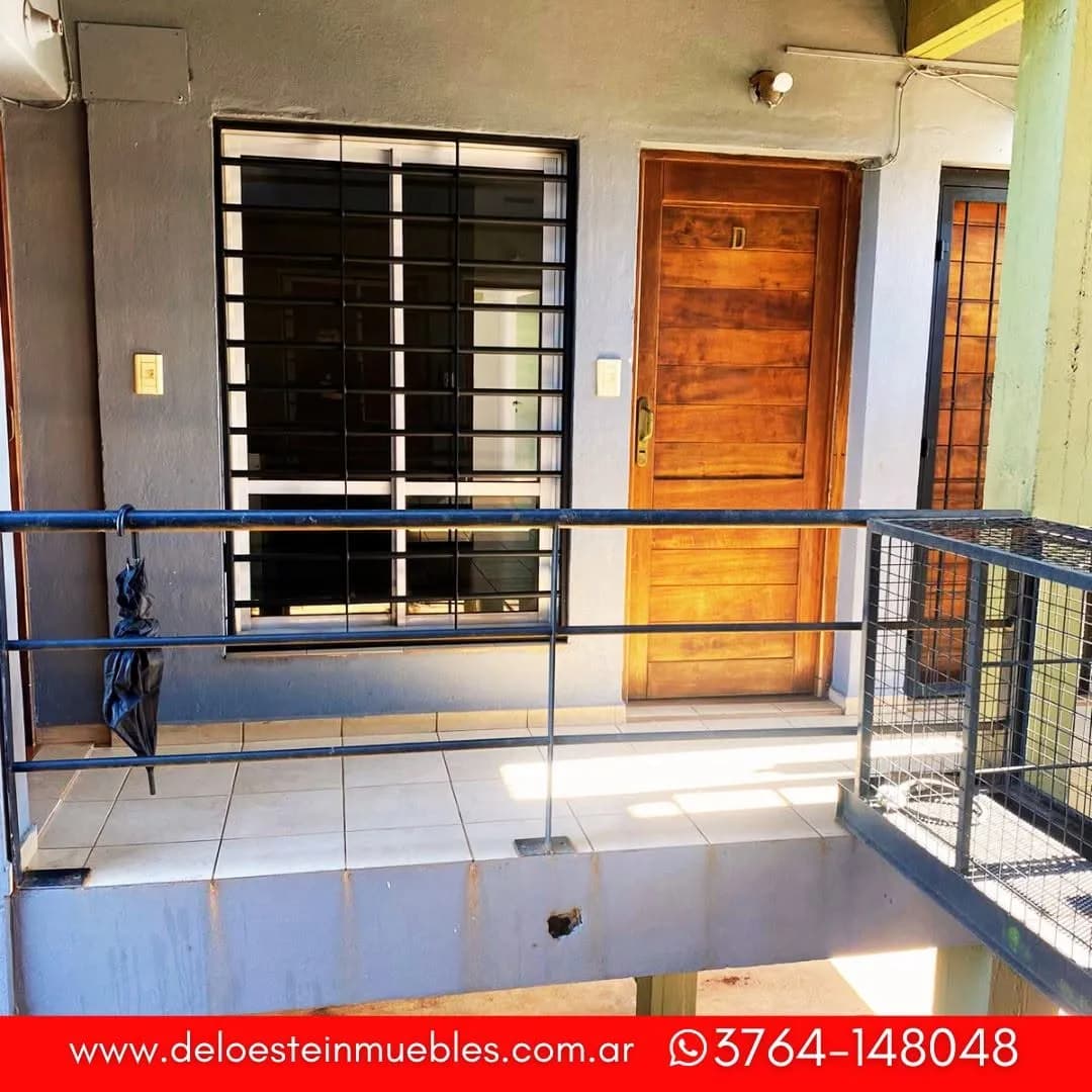 Entrada a departamento con balcón