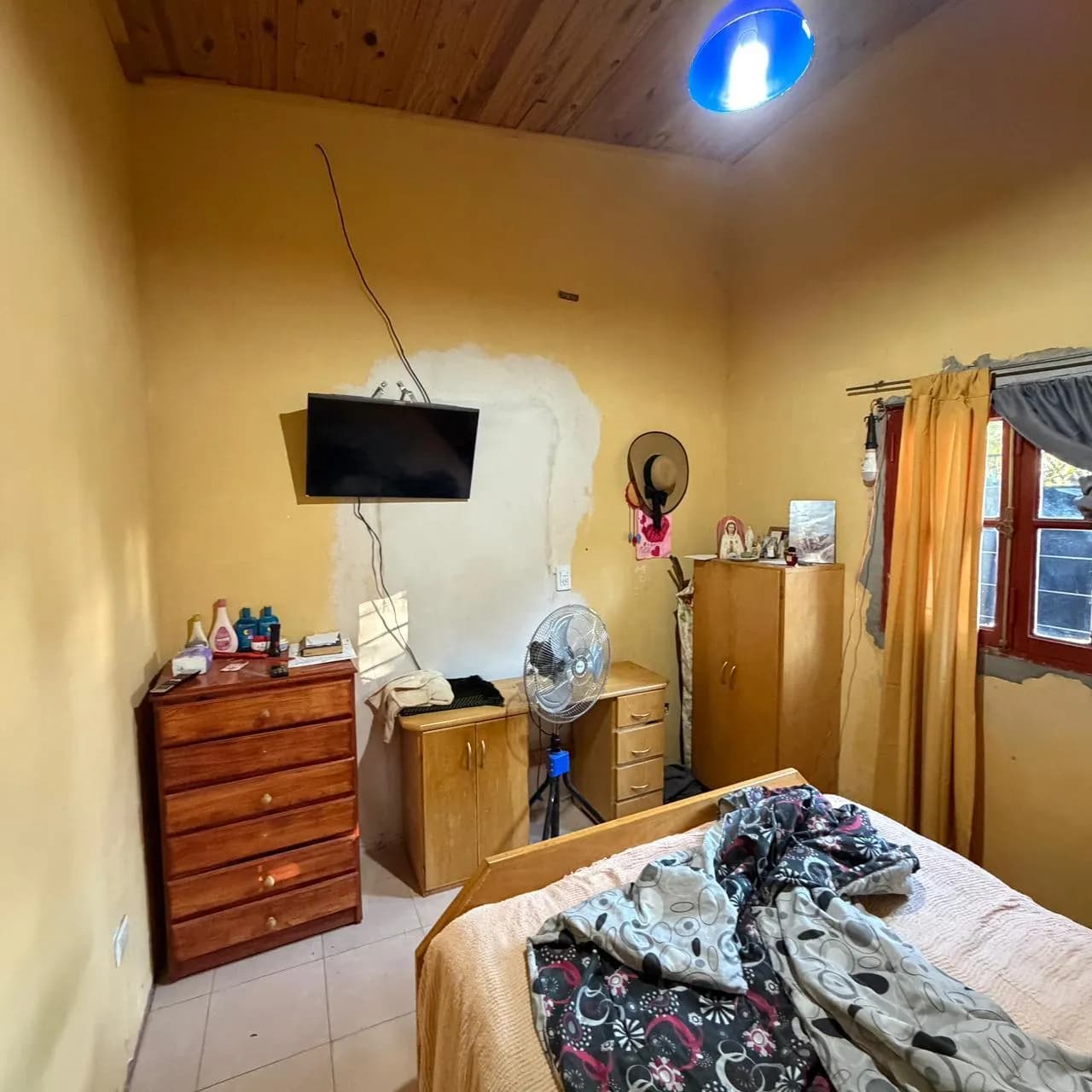 Dormitorio sencillo con muebles de madera