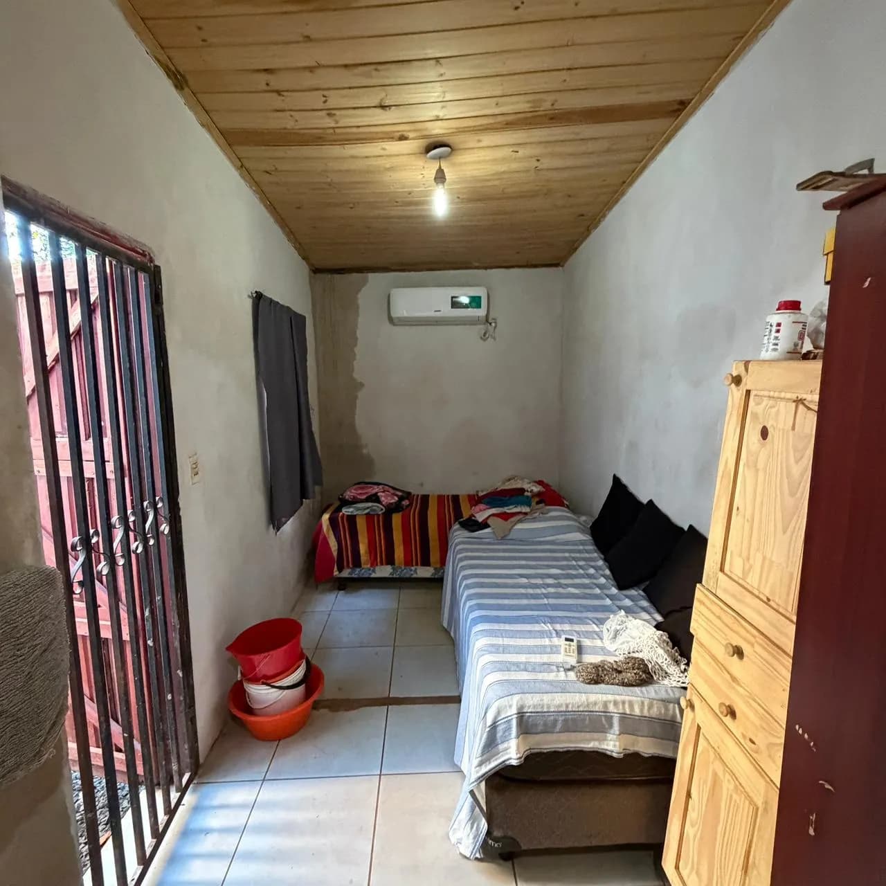 Dormitorio angosto con dos camas