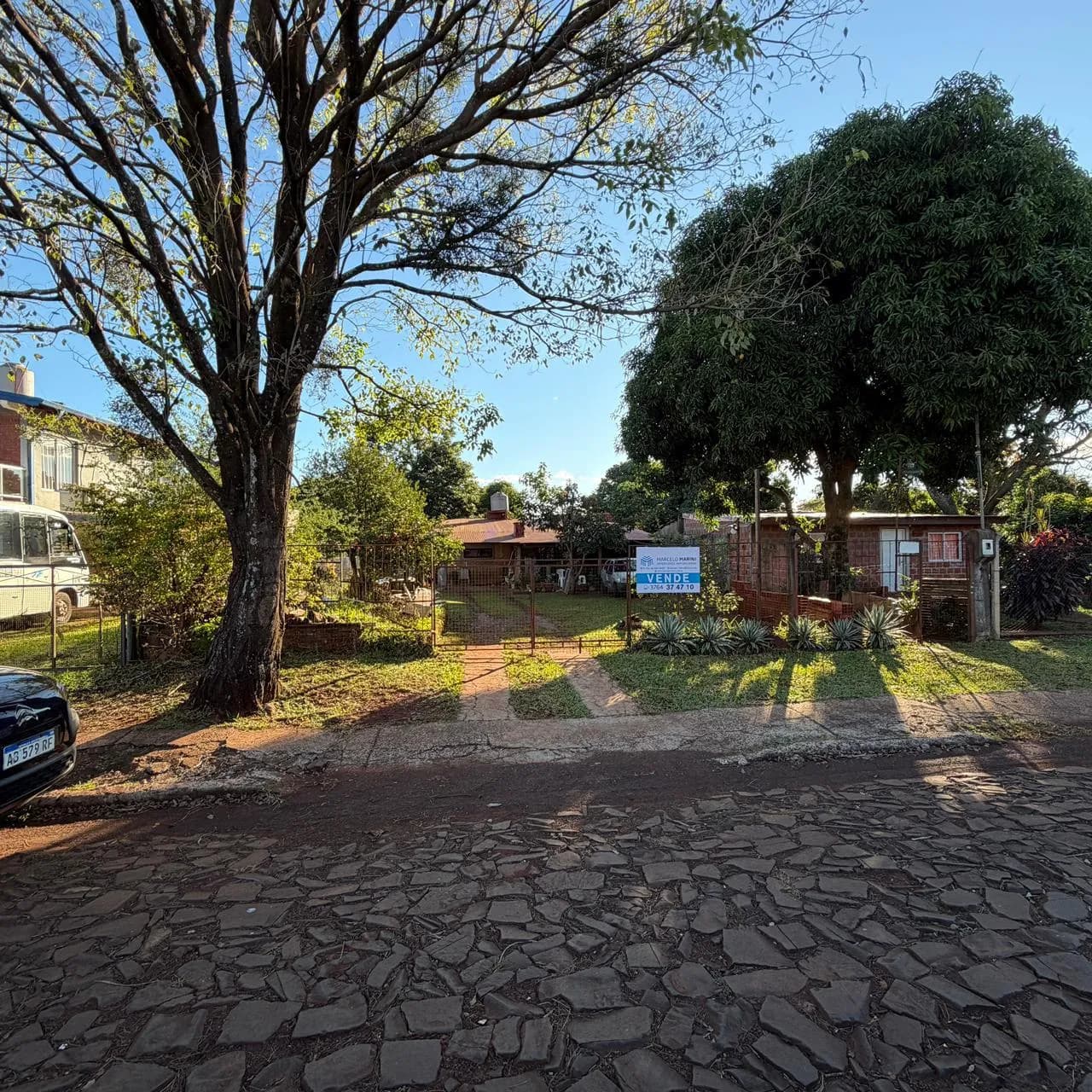 Propiedad en venta con jardín arbolado