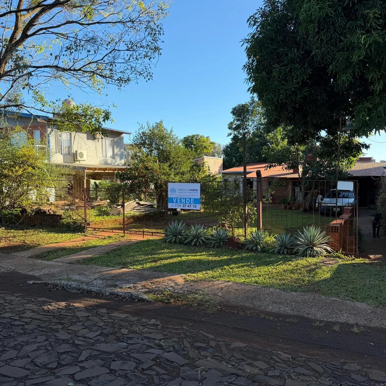Casa en venta con cartel inmobiliario