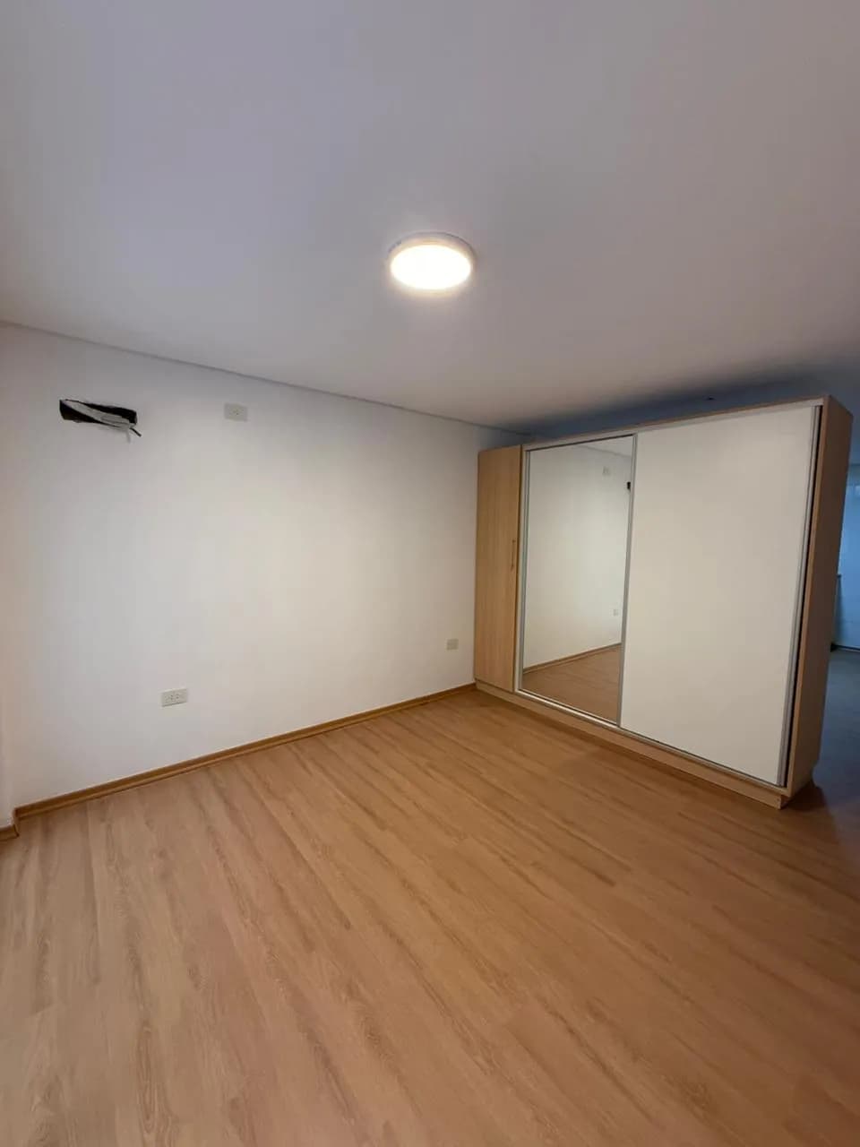 Dormitorio vacío con amplio placard