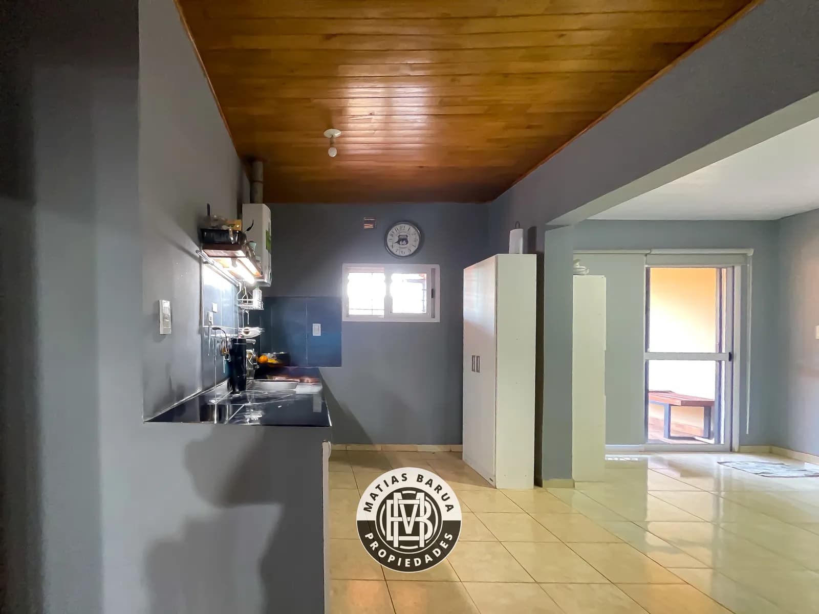 Cocina integrada con techo de madera