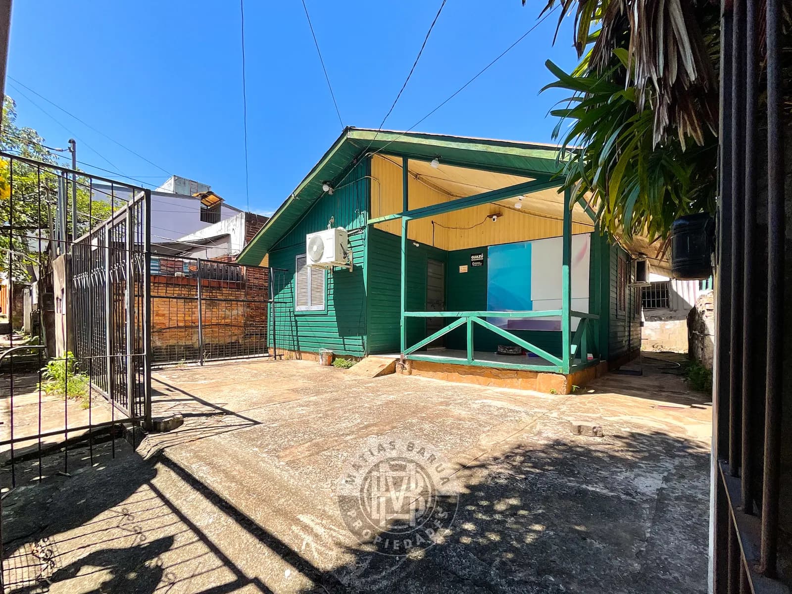 Casa verde de madera con patio