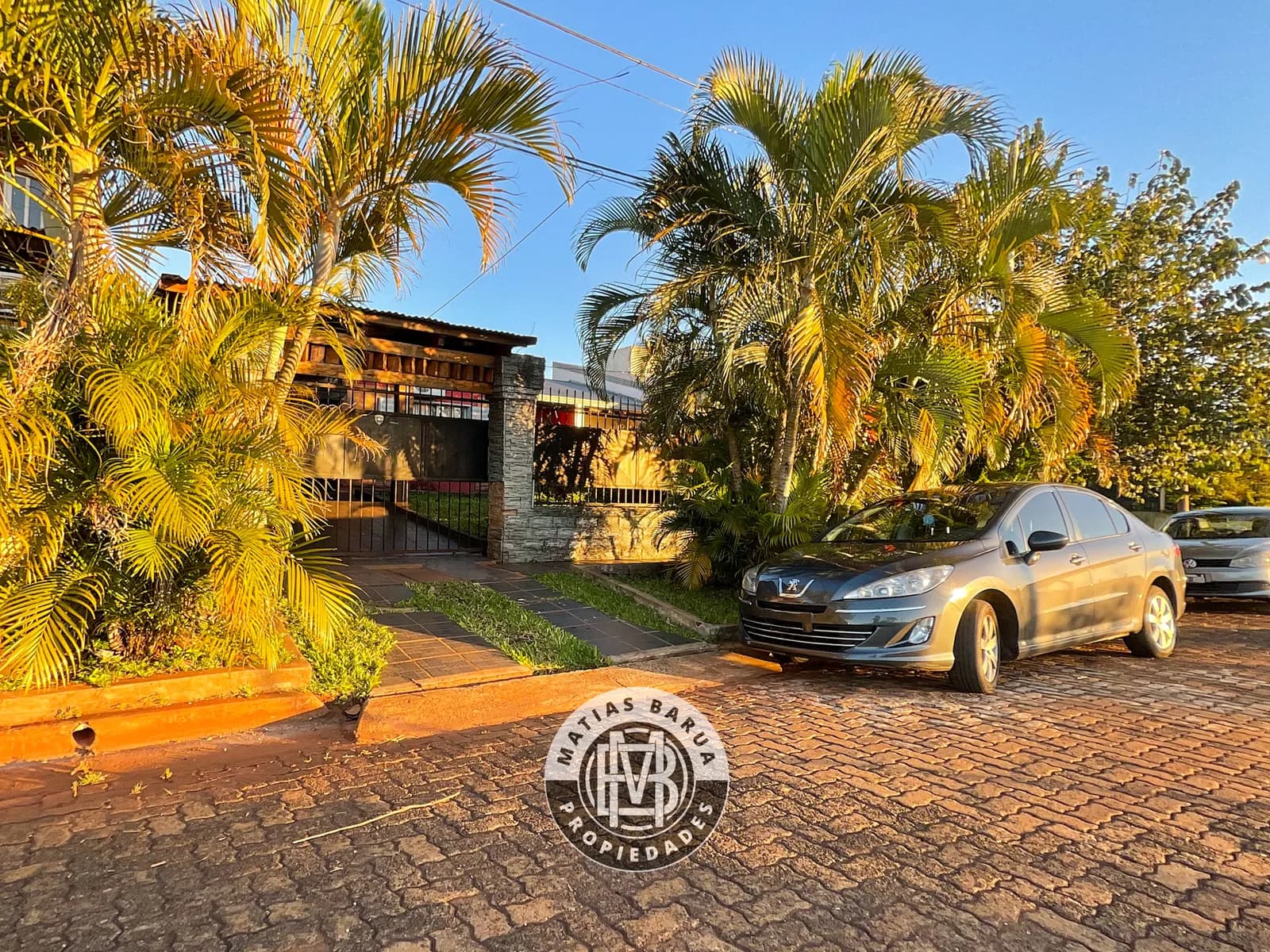 Casa con palmeras al atardecer