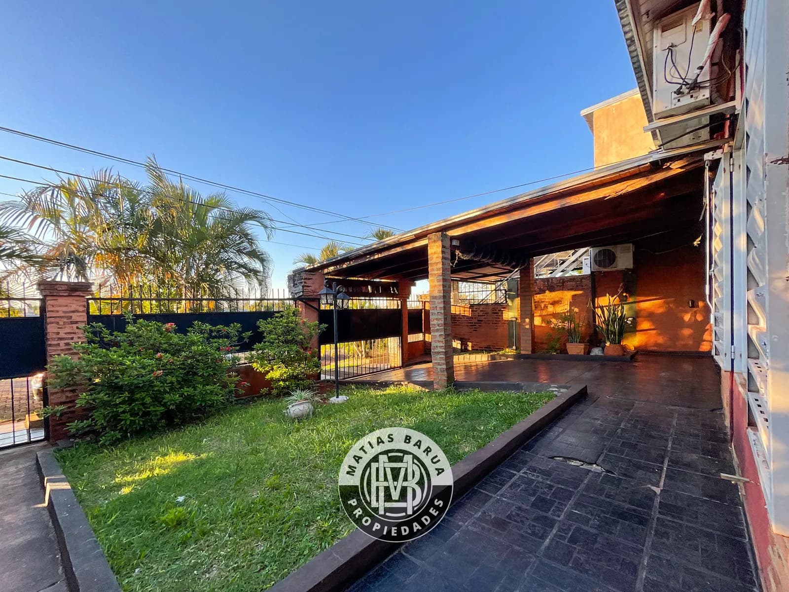 Galería techada y jardín delantero