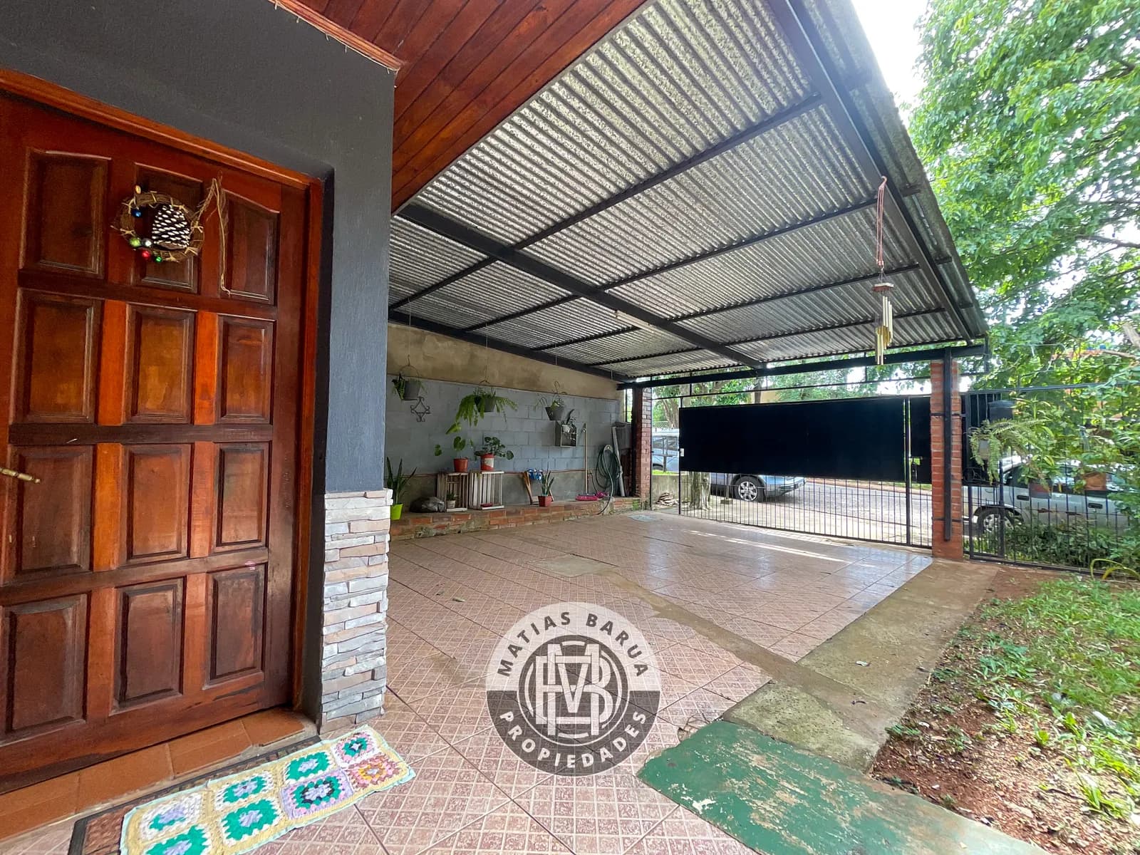 Entrada de casa con garage techado