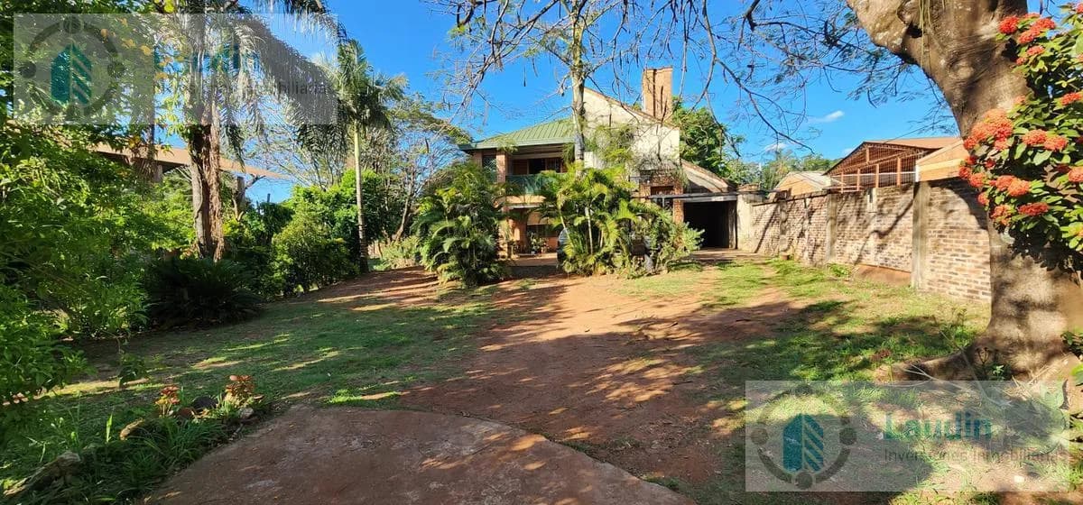 Se vende casa amplia sobre Ruta 12 frente a Mercado Central - Posadas