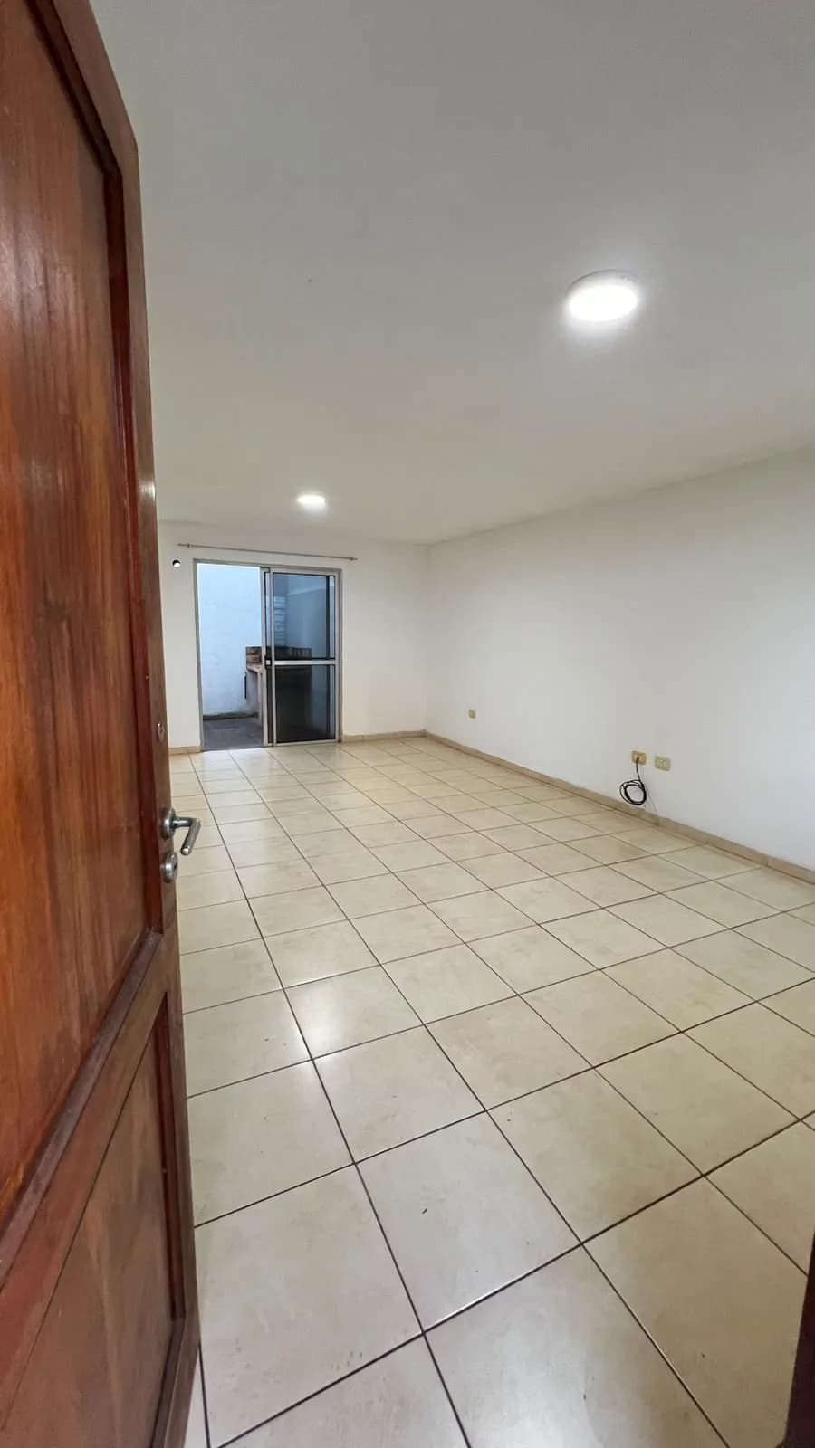 Ambiente amplio y luminoso sin muebles
