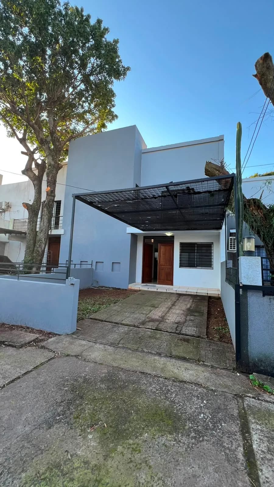 Casa moderna gris con cochera techada