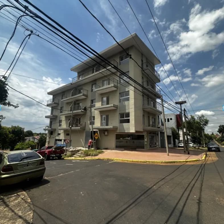 Edificio residencial moderno en esquina