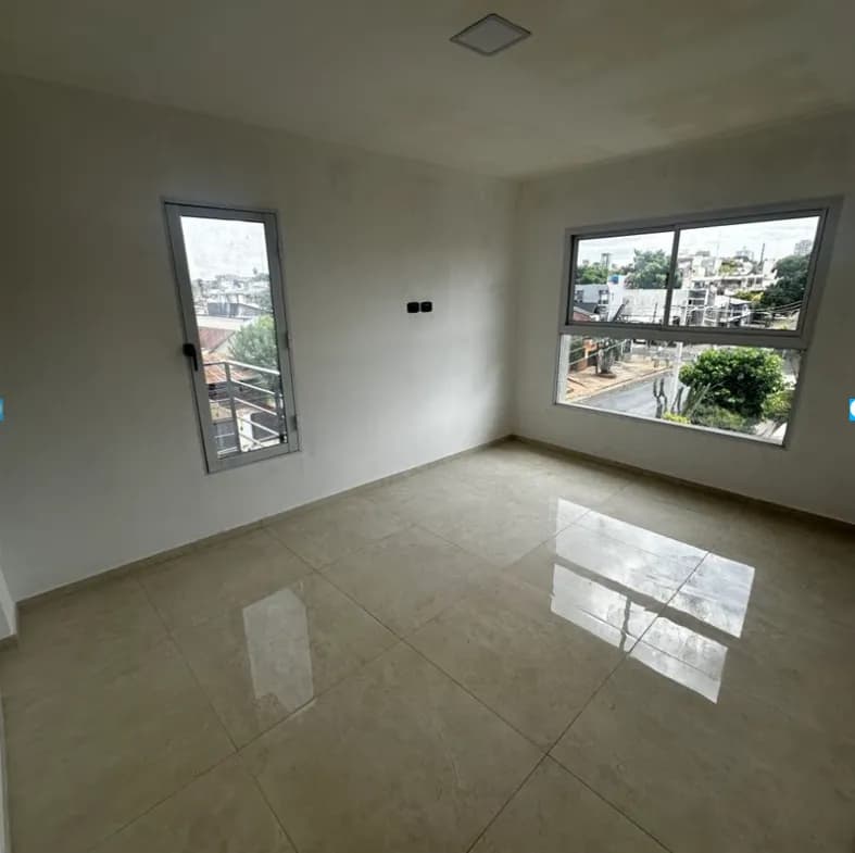 Habitación luminosa con grandes ventanas