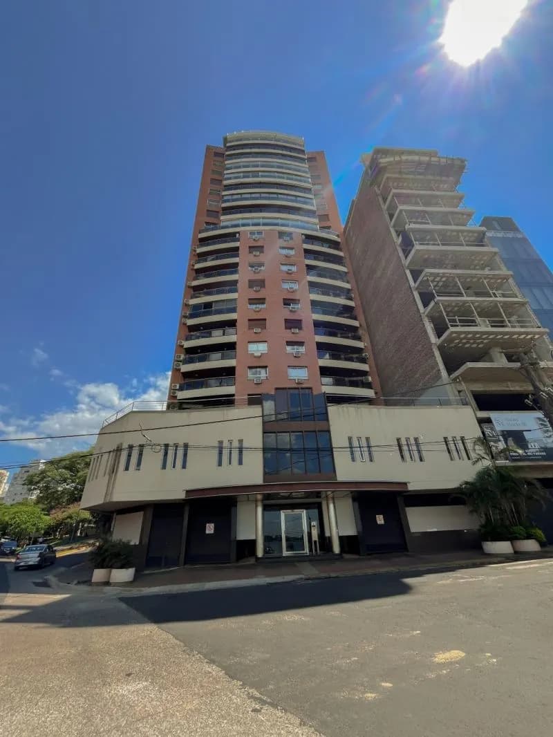 Edificio residencial alto en día soleado