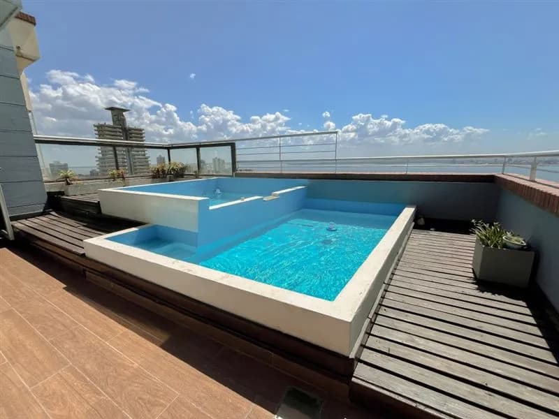 Terraza con piscina y vista panorámica