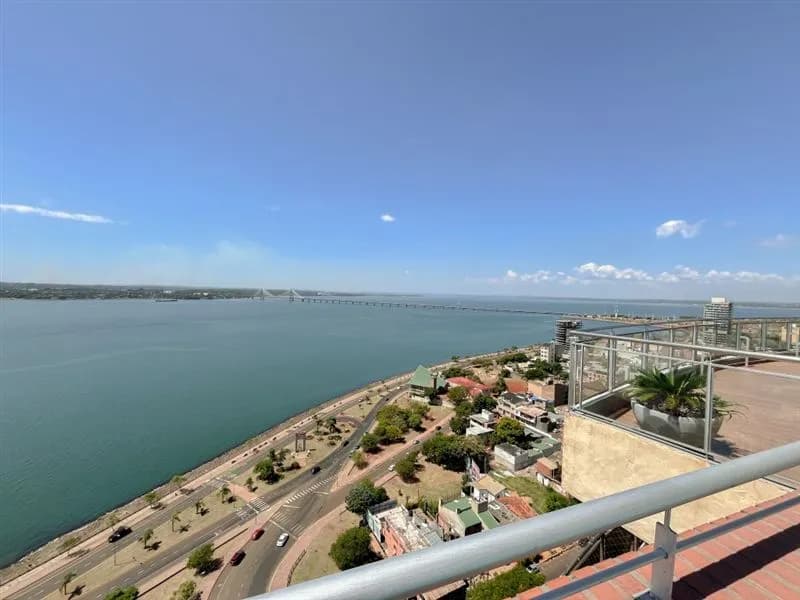 Terraza con vista panorámica al río