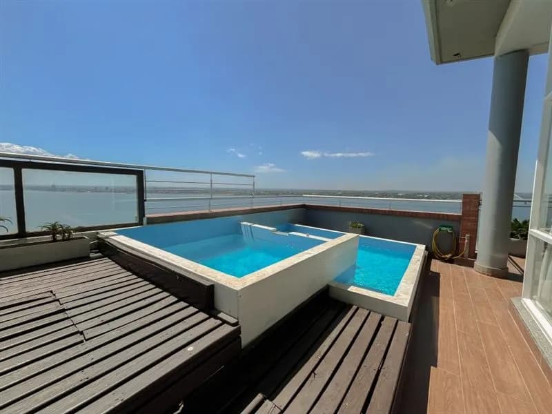 Terraza con piscina y vista panorámica