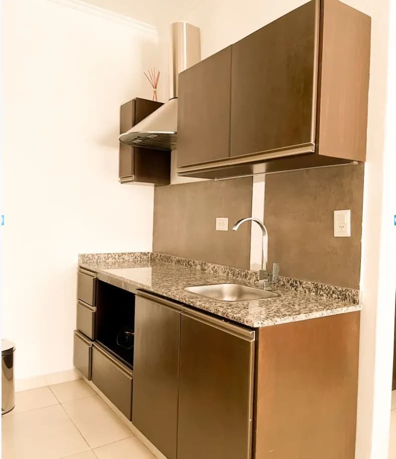 Cocina moderna con mesada de granito