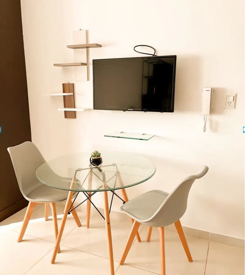 Comedor moderno con mesa de vidrio