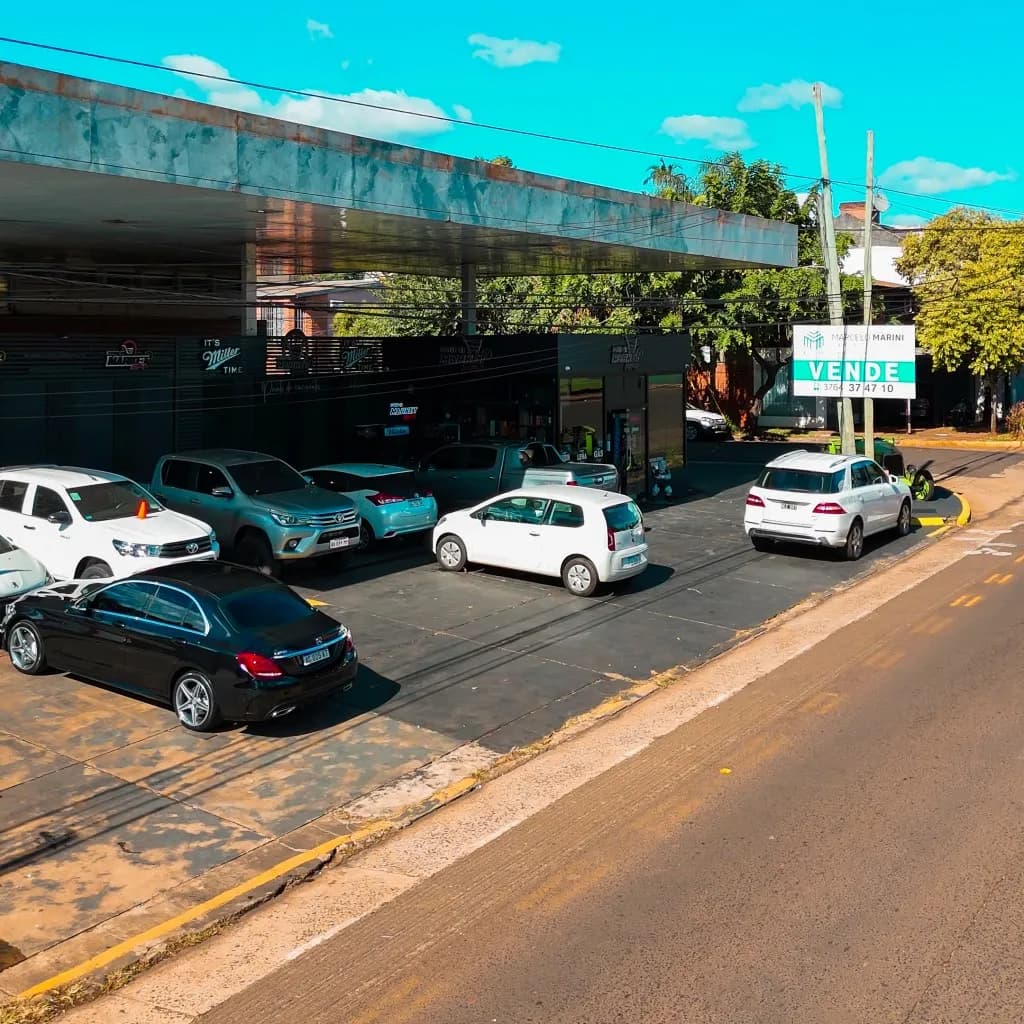 Propiedad comercial con amplio estacionamiento