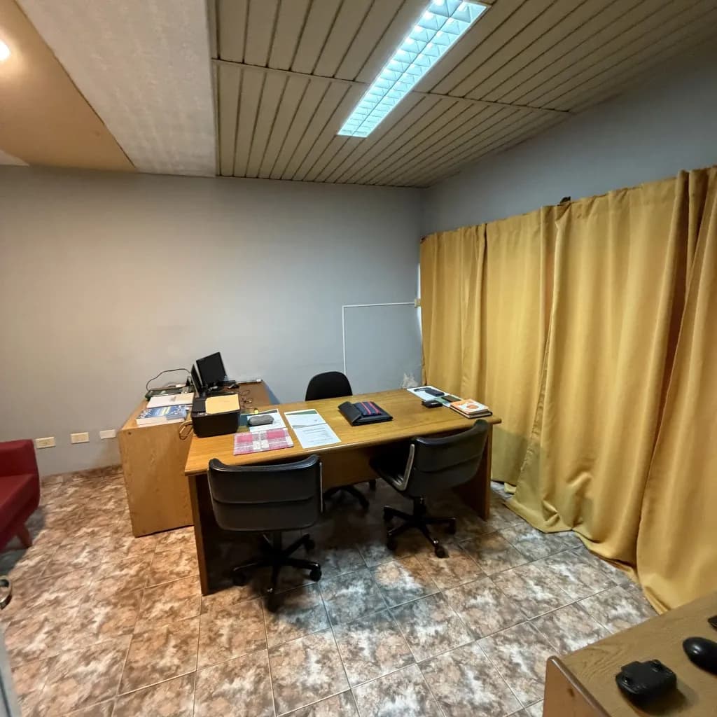 Oficina privada equipada con escritorios