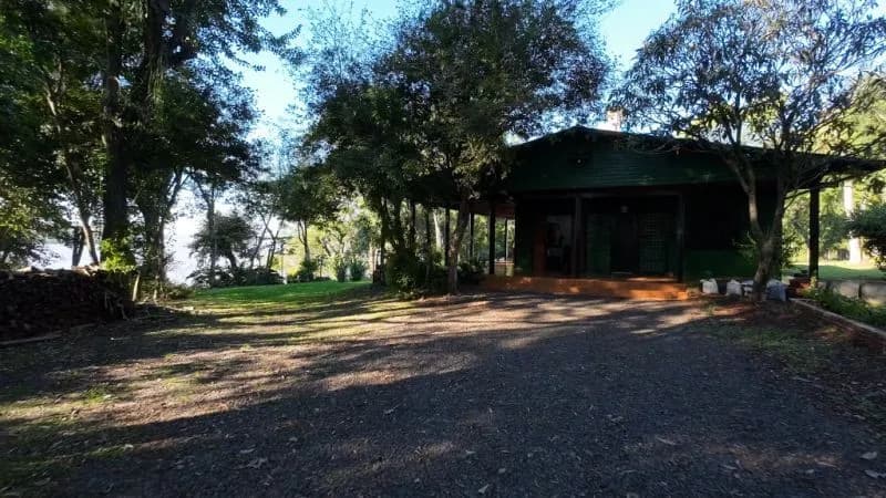 Casa de madera rodeada de naturaleza